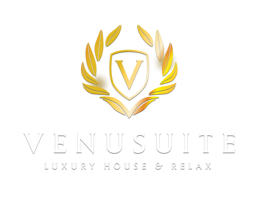 Logo di VENUSUITE LUXURY HOUSE & RELAX, con scudo dorato e lettera V al centro, circondato da una corona d'alloro.