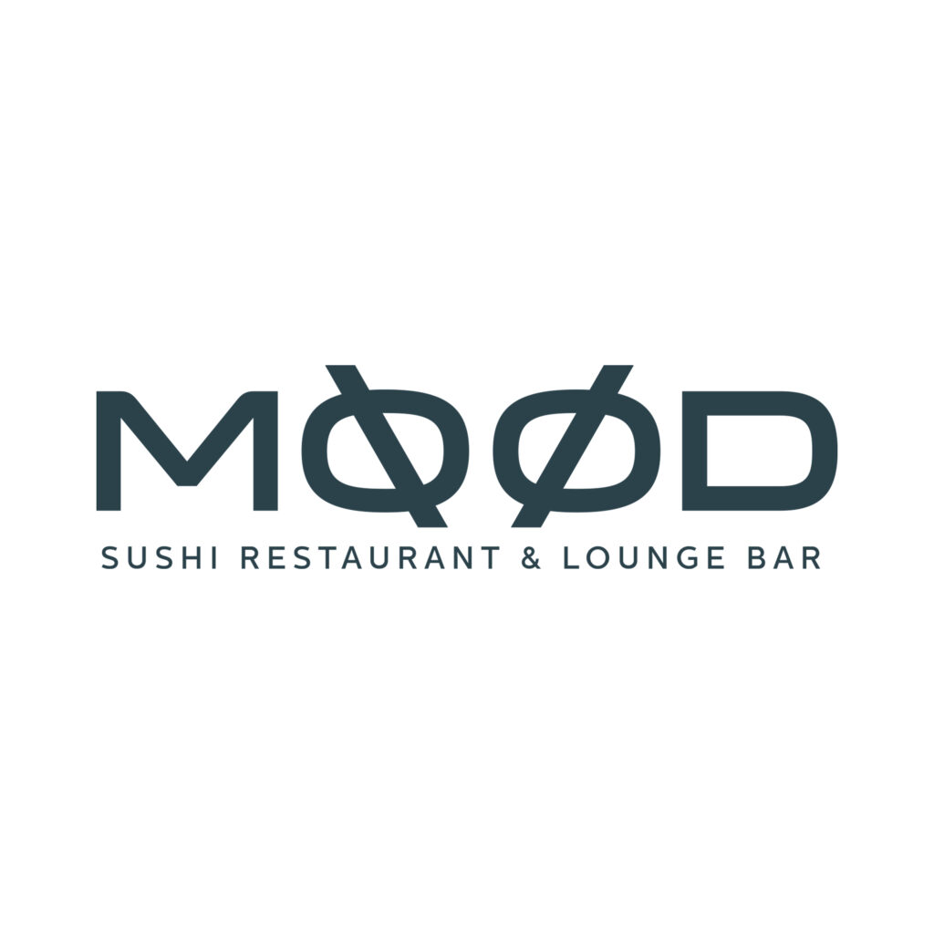 Logo di MOØD Sushi Restaurant & Lounge Bar con scritte in verde scuro su sfondo bianco.