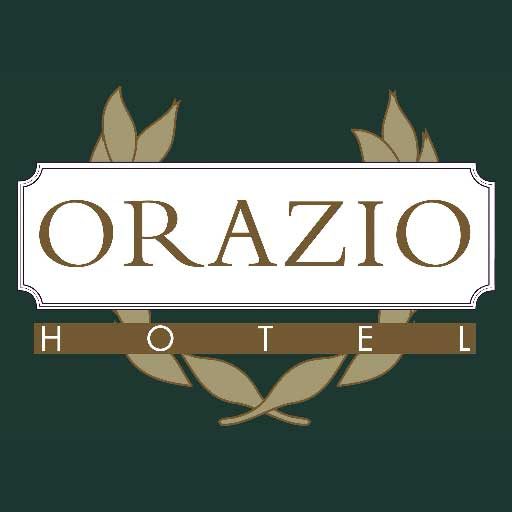 Logo di Hotel Orazio: scritta Orazio Hotel in una cornice bianca con rami d'alloro, su fondo verde scuro